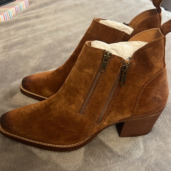 VERY VOLATILE
BANDIT SUEDE ANKLE BOOT IN TAN - Picture 3 of 16